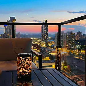 Luxury Downtown Sunset Getaway: Urban Oasis With Kitchen & Gym Calgary
